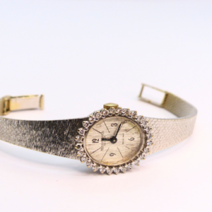 Montre bracelet or banc orné de diamants