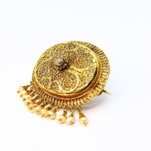 Broche filigrane et perles