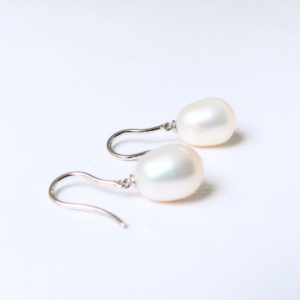 Boucles d'oreilles pendantes perle blanche