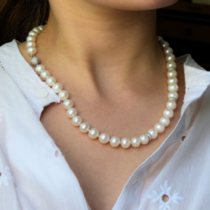 Collier perles blanches et diamants