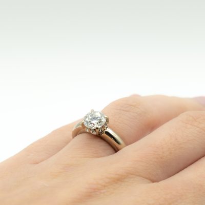 BAGUE SOLITAIRE DIAMANT EN OR GRIS – Image 5