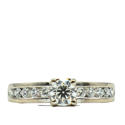 SOLITAIRE ACCOMPAGNÉ EN OR GRIS ET DIAMANTS – Image 4