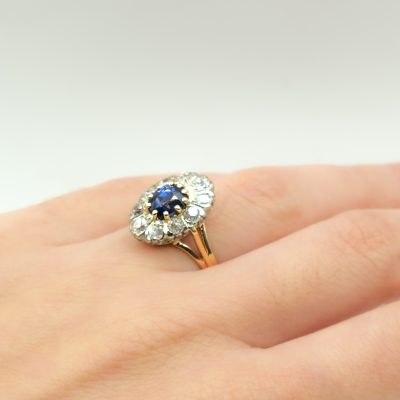 BAGUE EN OR JAUNE AVEC SAPHIR CENTRAL ET DIAMANTS – Image 5