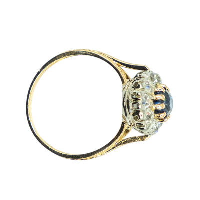BAGUE EN OR JAUNE AVEC SAPHIR CENTRAL ET DIAMANTS – Image 3