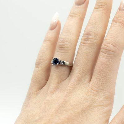 BAGUE OR GRIS AVEC SAPHIR ET DIAMANTS – Image 5
