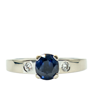 BAGUE OR GRIS AVEC SAPHIR ET DIAMANTS