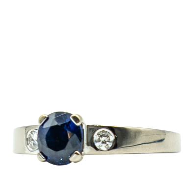 BAGUE OR GRIS AVEC SAPHIR ET DIAMANTS – Image 3