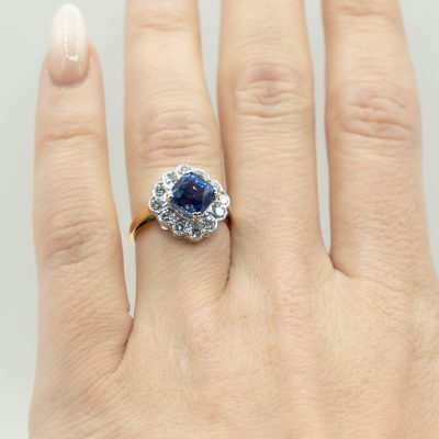 BAGUE EN OR JAUNE ET BLANC AVEC SAPHIR ET DIAMANTS – Image 5