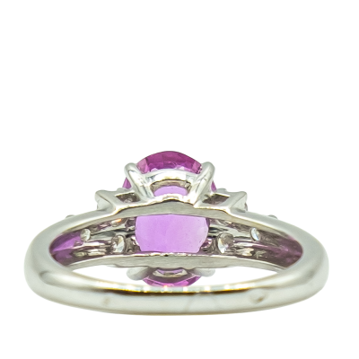 BAGUE EN OR GRIS AVEC SAPHIR ROSE ET DIAMANTS – Image 3