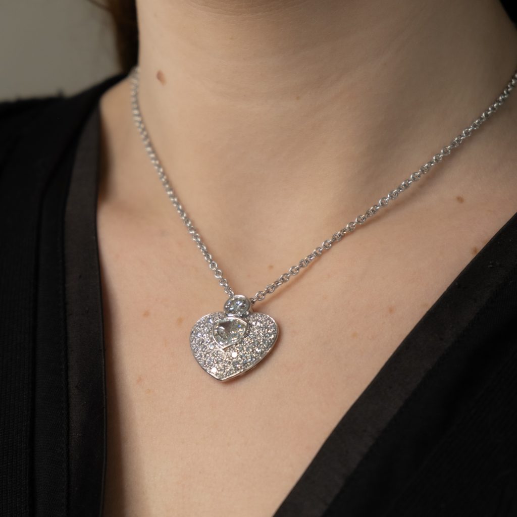 COLLIER EN OR GRIS ET PENDENTIF CŒUR DIAMANTS