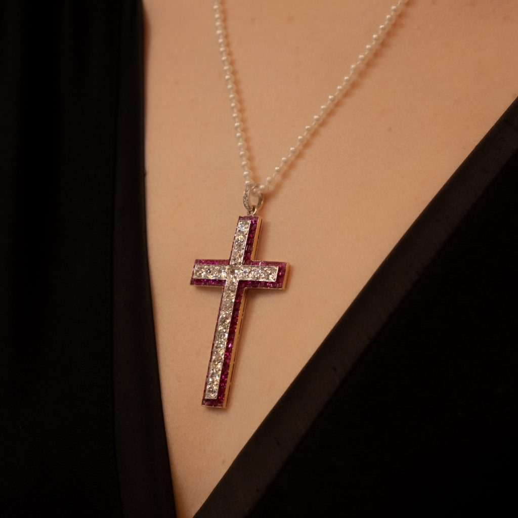 PENDENTIF CROIX EN OR RUBIS ET DIAMANTS