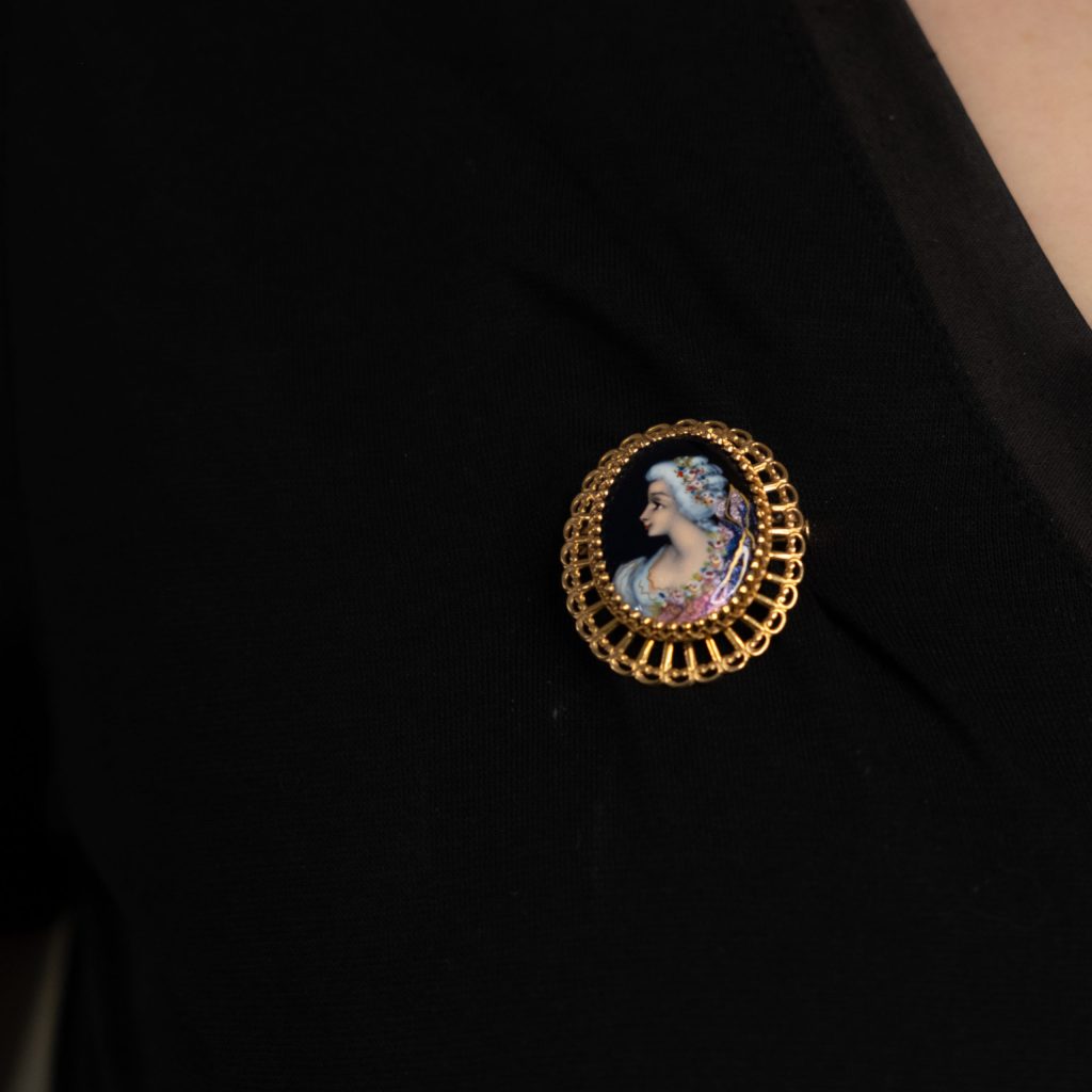 BROCHE PENDENTIF EN OR JAUNE AVEC PORTRAIT ÉMAILLÉ