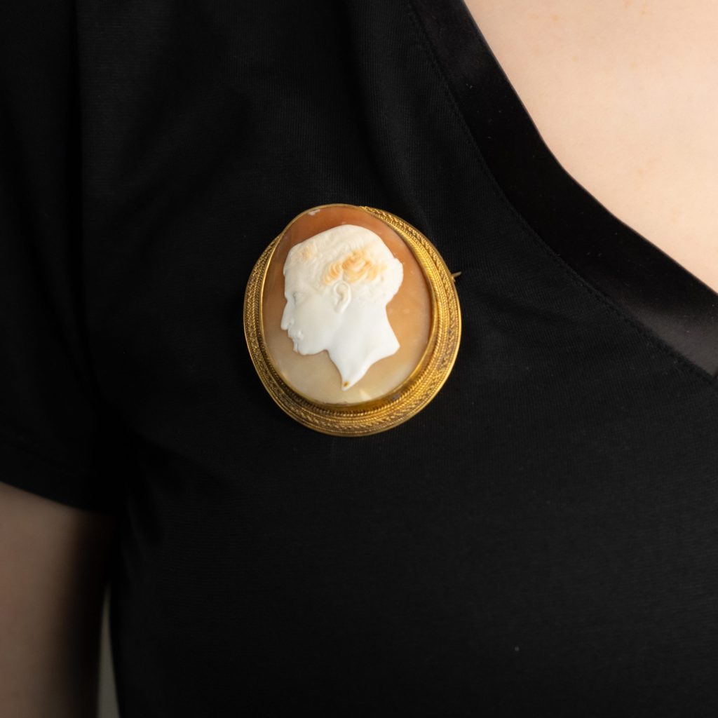 BROCHE CAMÉE EN OR JAUNE
