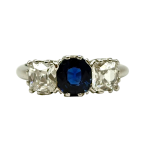 BAGUE OR BLANC AVEC SAPHIR ACCOMPAGNÉ DE DEUX DIAMANTS