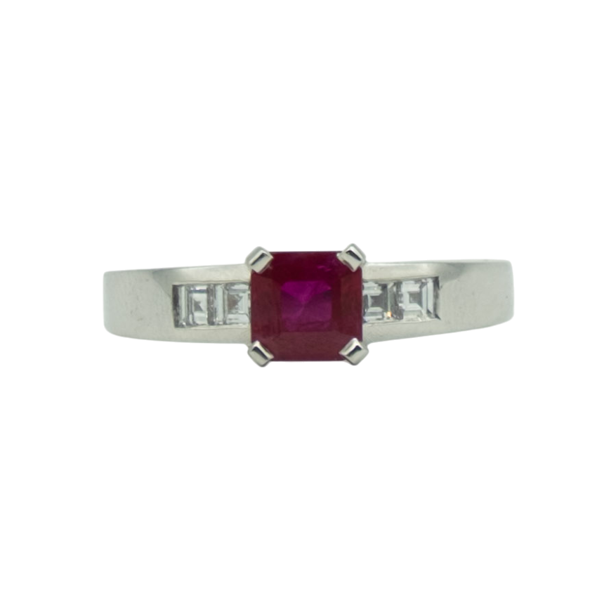 BAGUE RUBIS CENTRAL ET DIAMANTS EN OR GRIS