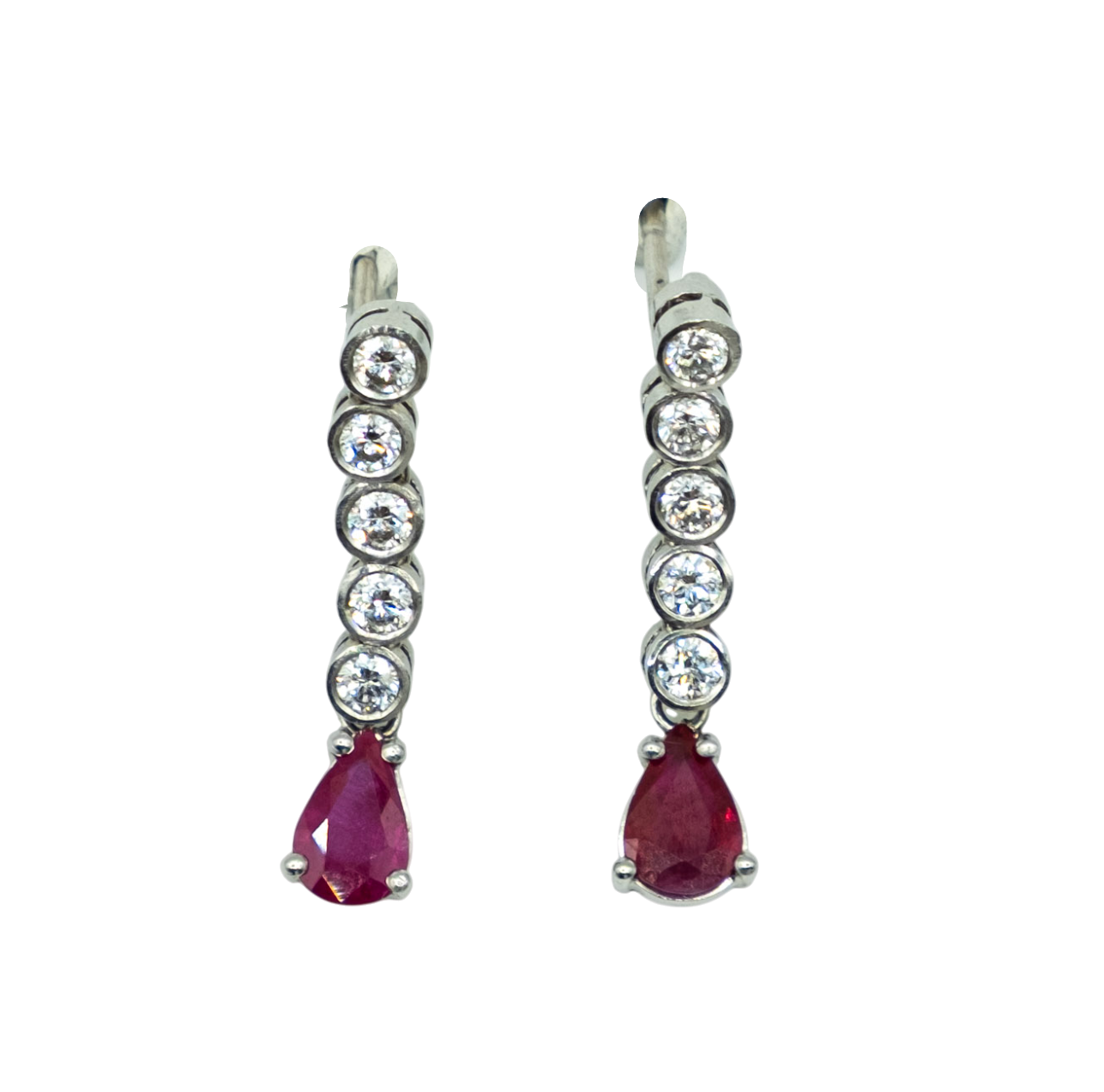 BOUCLES D'OREILLES PENDANTES EN OR GRIS RUBIS ET DIAMANTS