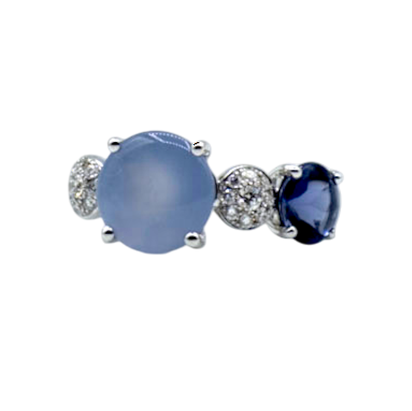 BAGUE OR BLANC IOLITE BLEUE, CALCÉDOINE BLEUE ET DIAMANTS