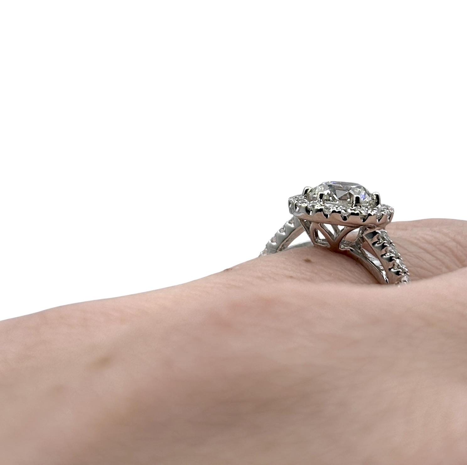 BAGUE ENTOURAGE EN OR BLANC AVEC DIAMANTS – Image 5