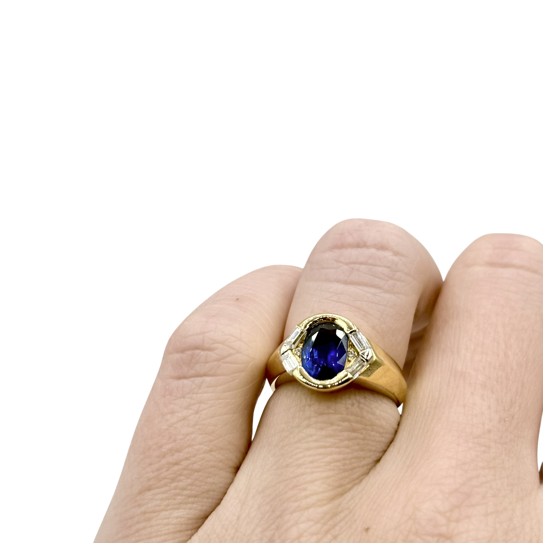 BAGUE EN OR JAUNE AVEC SAPHIR CENTRAL ET DIAMANTS BAGUETTE – Image 5