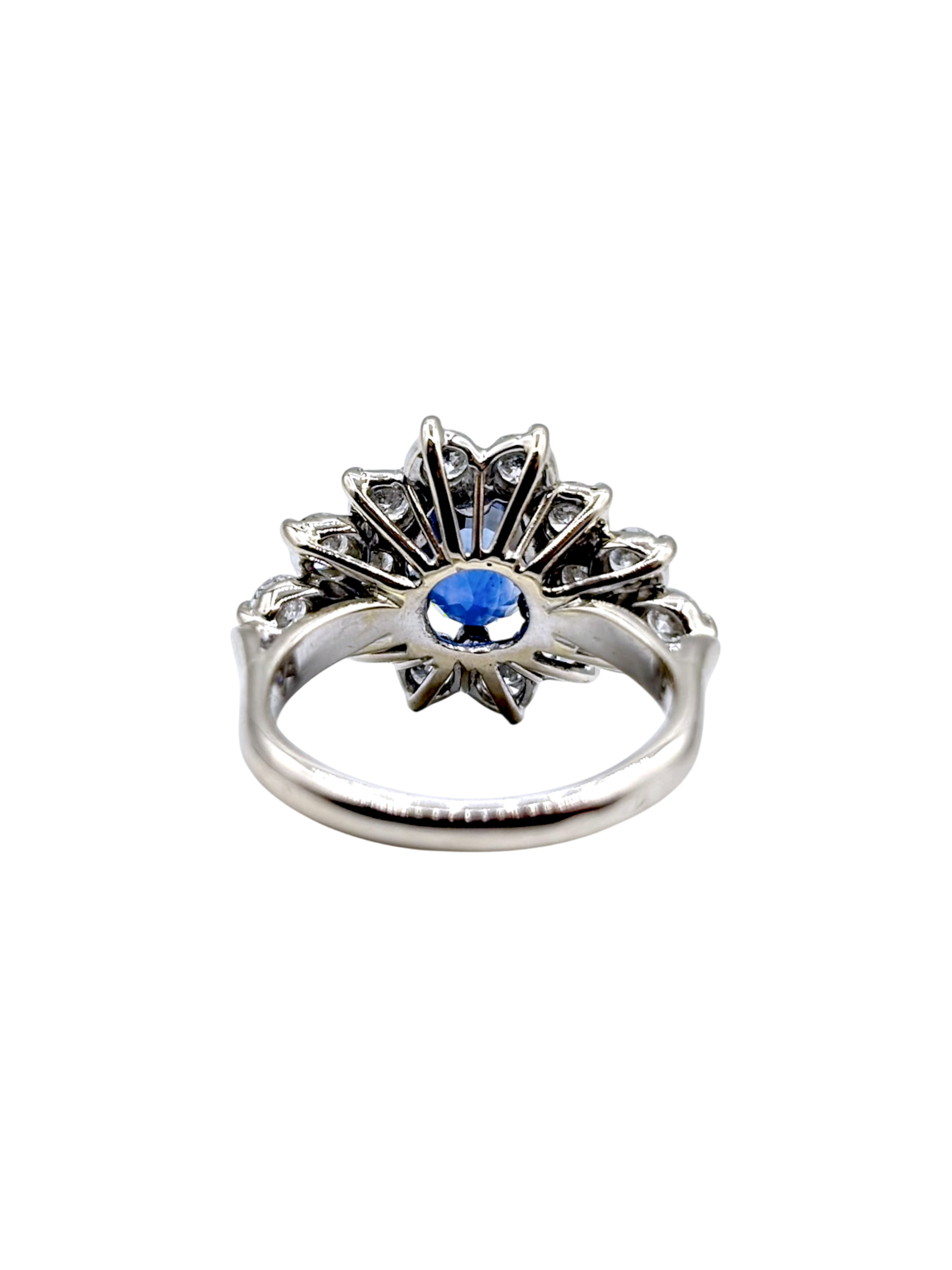 BAGUE ENTOURAGE EN OR GRIS SAPHIR CENTRAL ET DIAMANTS – Image 4