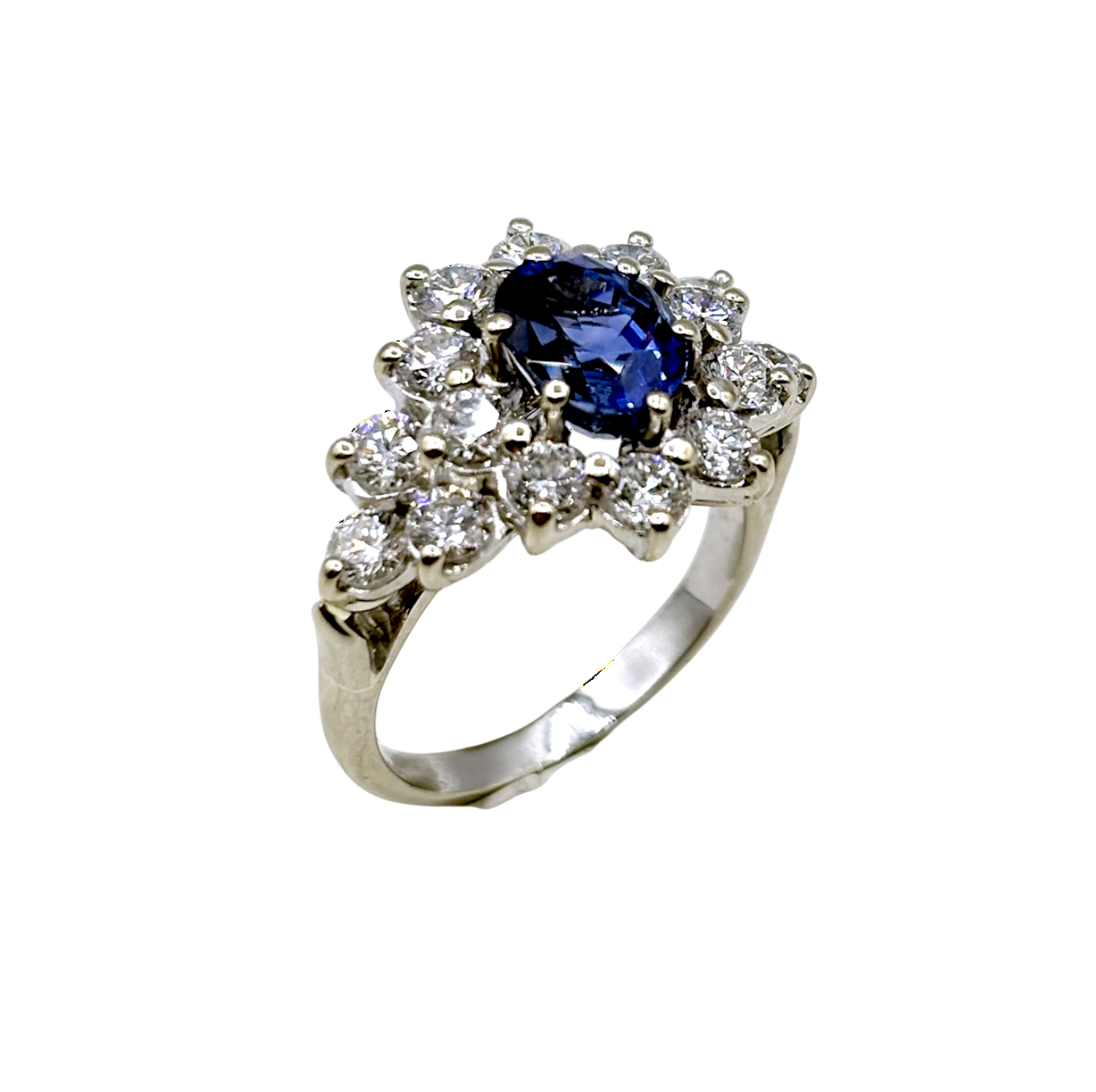 BAGUE ENTOURAGE EN OR GRIS SAPHIR CENTRAL ET DIAMANTS – Image 3