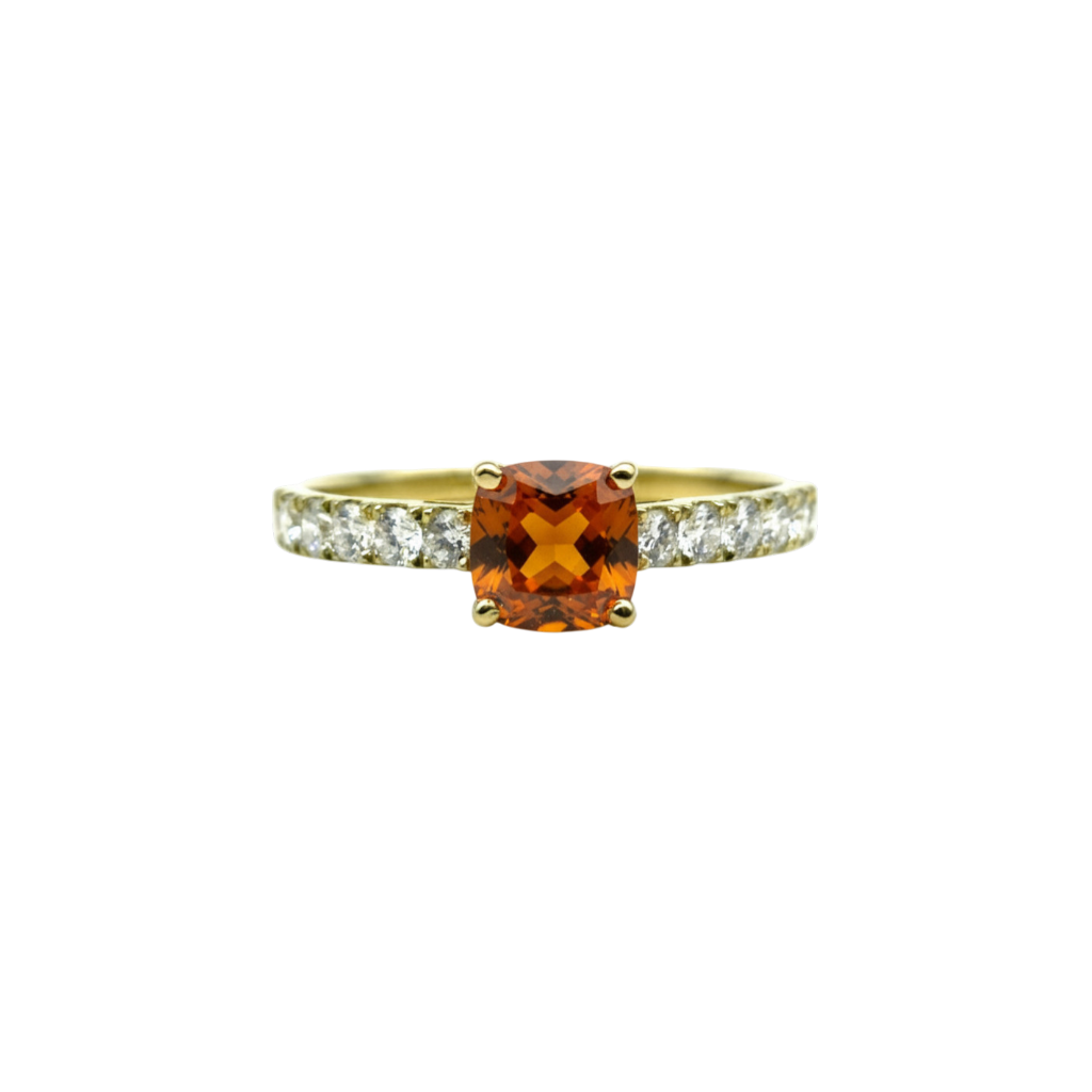 BAGUE SOLITAIRE ACCOMPAGNÉ EN OR JAUNE DIAMANT ET SAPHIR ORANGE CENTRAL