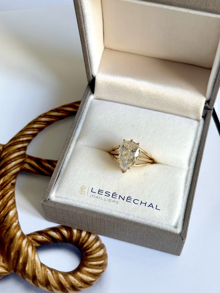 Bague ancienne en or jaune diamant poire