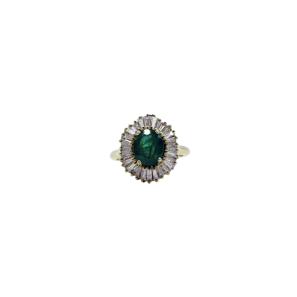 BAGUE ENTOURAGE SECONDE MAIN EN OR GRIS ÉMERAUDE CENTRAL ET DIAMANTS BAGUETTES